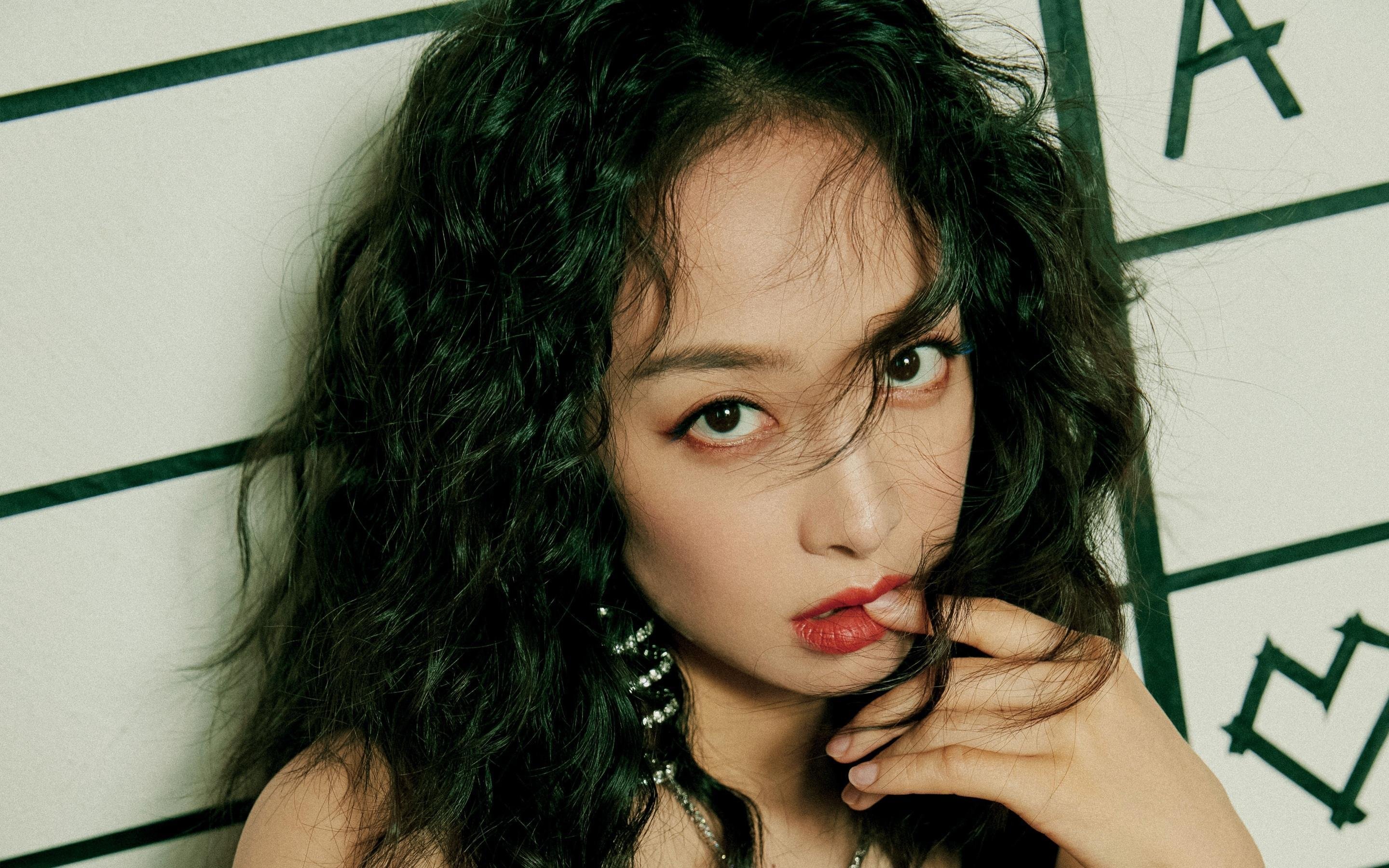 胎痕与草痕的交响，当F1银箭划破巴林夜空，蓝黑卫士在梅阿查封神